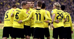 Borussia Dortmund firar mål av Sven Bender