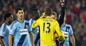 West Hams Adrian får rött kort