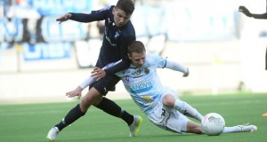 Rakip och Bertilsson i kamp om bollen